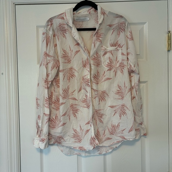 DESMOND & DEMPSEY Deia Print Pajamas Top - Picture 5 of 9